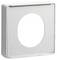Kwadratowa biała rama z okrągłym wycięciem pośrodku, prawdopodobnie przeznaczona do montażu gniazdka lub włącznika.