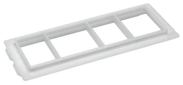 Prostokątna, biała ramka z tworzywa sztucznego z czterema równymi, kwadratowymi otworami leży ukośnie na białej powierzchni.