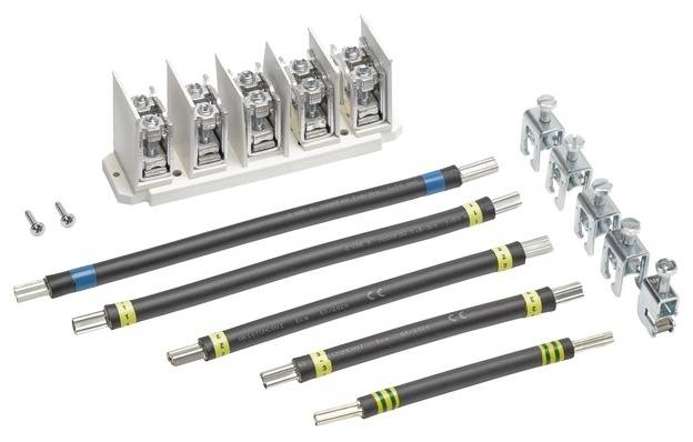 Zestaw elementów elektrycznych, w tym zacisków przyłączeniowych i przewodów, używanych do podłączania i zabezpieczania obwodów elektrycznych.