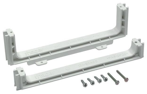 Dwa białe wsporniki kablowe Hager o różnych rozmiarach, obok leży pięć śrub. Służą one do mocowania kabli.