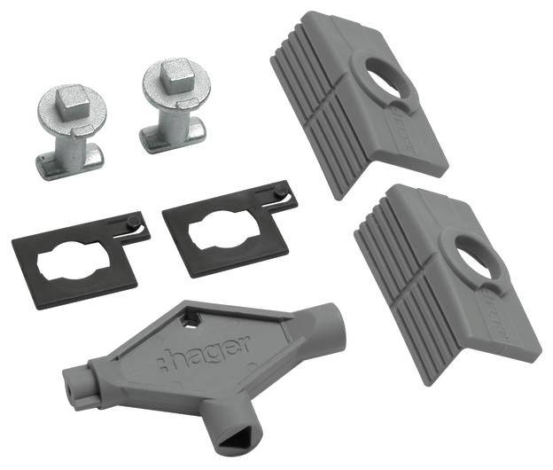 Kilka szarych i srebrnych elementów elektrycznych firmy Hager, w tym pokrywy i złączki, na białym tle.
