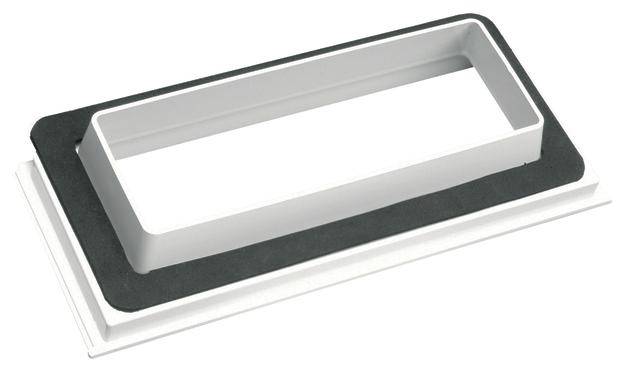 Prostokątne wejście z tworzywa sztucznego z czarnym paskiem uszczelniającym, prawdopodobnie element systemu wentylacyjnego.