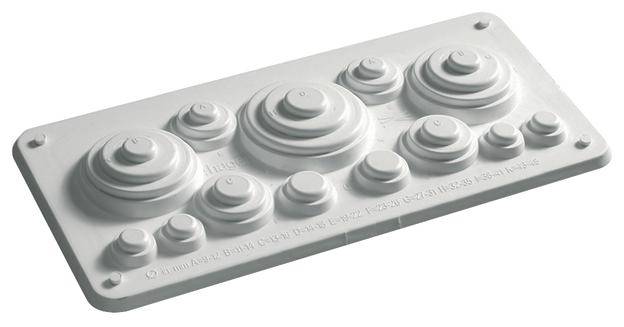 Biały zestaw membran uszczelniających z tworzywa sztucznego, składający się z wielu krążkowych, stopniowanych nakładek o różnych rozmiarach, umieszczonych na prostokątnej płycie.