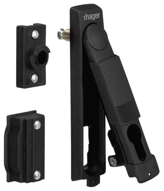 Zestaw klamek Hager z czarną dźwignią i dwoma elementami mocującymi; używany do zabezpieczania i obsługi drzwi.