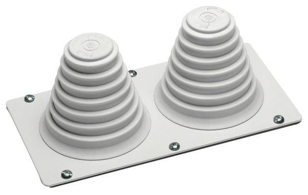 Szara, dwustopniowa przepust dachowy z tworzywa sztucznego, zamontowany na prostokątnej płycie za pomocą śrub, przeznaczony do uszczelnienia.