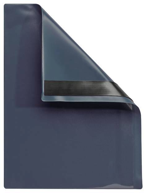 Ciemnoniebieska, błyszcząca kartka materiału, zagięta w rogu, na białym tle.