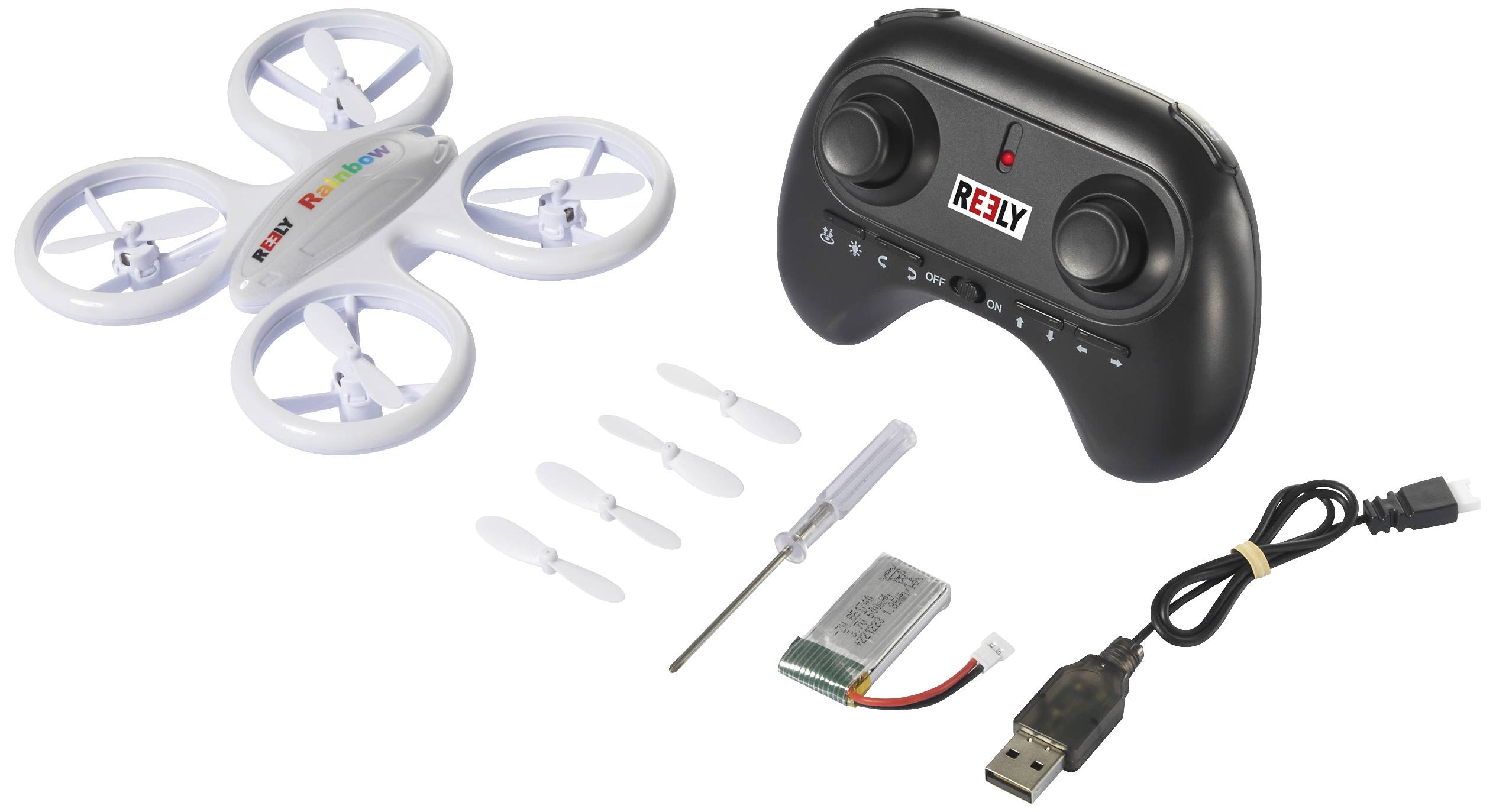 Biały quadrocopter ze zdalnym sterowaniem, zapasowymi śmigłami, śrubokrętem, baterią i kablem USB, umieszczony na białej powierzchni.