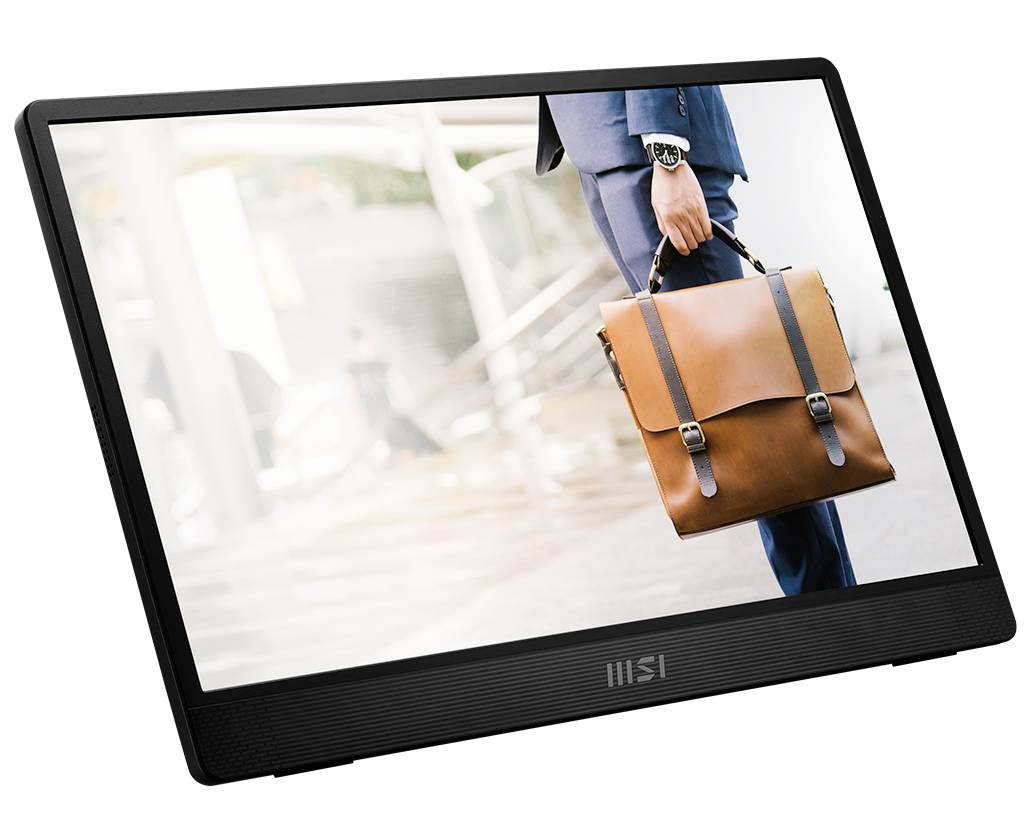 Mężczyzna w garniturze trzyma brązową teczkę, przechodząc przez nowoczesne wejście budynku. Na nadgarstku ma zegarek.