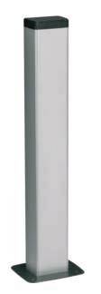 Srebrny, prostokątny słup z płaską czarną podstawą i płaską czarną górną powierzchnią.