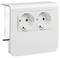Biała podwójna wtyczka z bolcem ochronnym i pokrywą firmy Hager, nadająca się do montażu ściennego.