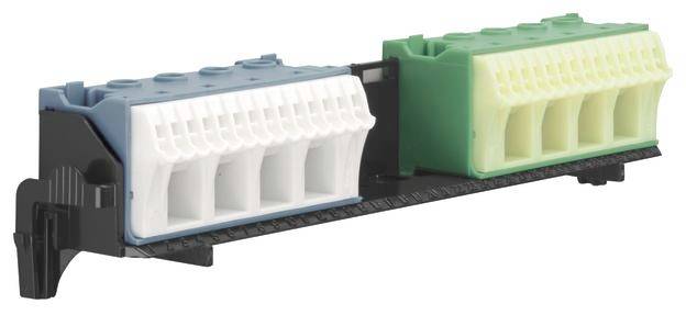 Biały i zielony blok rozdzielczy RJ45 z wieloma gniazdami Ethernet, zamontowany na czarnym wsporniku.