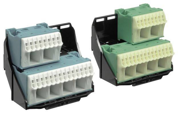 Dwa stosy modułowych złączy elektrycznych w kolorach czarnym, zielonym i niebieskim do podłączania przewodów elektrycznych.