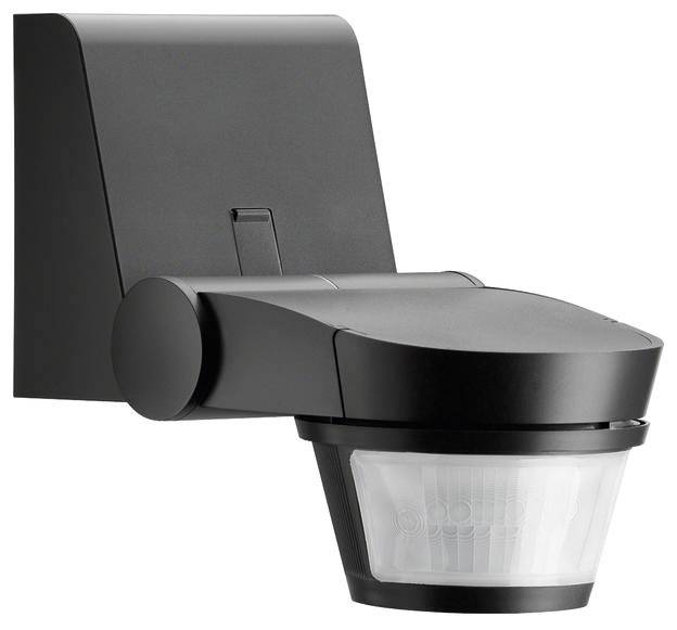 Czarny czujnik ruchu do montażu ściennego w prostokątnej obudowie. Posiada ukształtowany pod kątem obszar sensoryczny zapewniający optymalną detekcję.