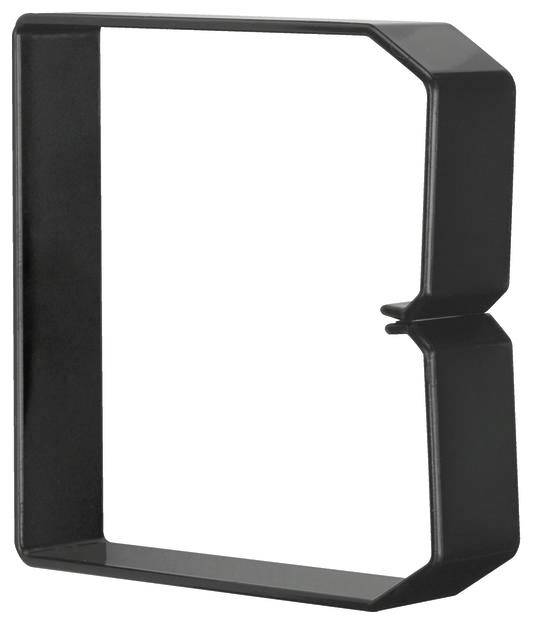Czarny metalowy literka 'B' stojący.