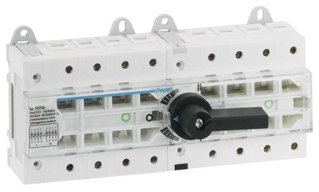 Wielokrotny przełącznik w kolorze białym. Czarny dźwigienka pośrodku do sterowania. Otwory mocujące u góry i na dole.