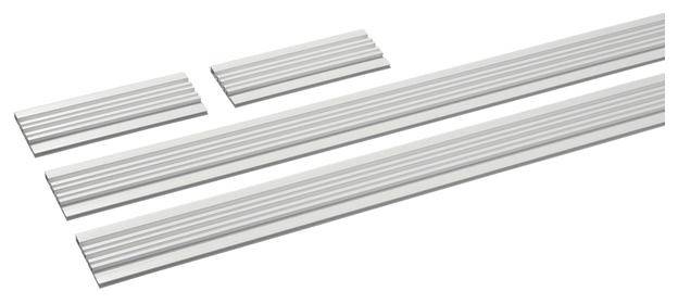 Cztery białe profile z tworzywa sztucznego o różnych długościach, ułożone obok siebie. Odpowiednie do zastosowań dekoracyjnych lub funkcjonalnych.