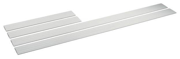 Trzy srebrzyste metalowe listwy o różnej długości, ułożone obok siebie.