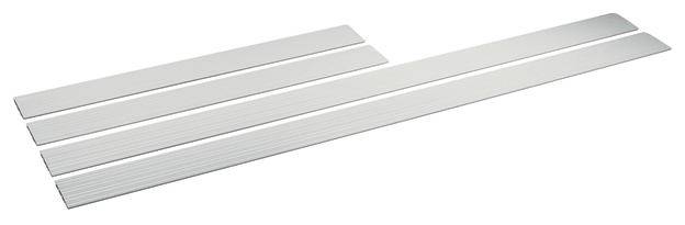 Cztery srebrne, płaskie metalowe linijki o różnej długości leżą równolegle obok siebie na białej powierzchni.