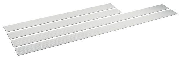 Cztery równoległe metalowe listwy leżące obok siebie na białym tle. Są one tej samej długości i mają gładką powierzchnię.