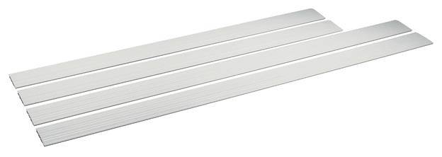 Cztery długie, wąskie metalowe listwy leżą równolegle na białej powierzchni. Są równomiernie rozmieszczone i lekko odbijają światło.