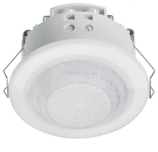 Okrągły, biały czujnik ruchu sufitowy z dwoma metalowymi zaciskami mocującymi.