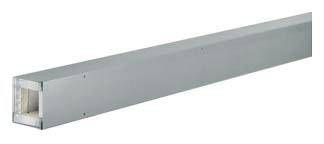 Prostokątny profil rurowy z metalu w kolorze srebrnym, pokazujący widok z boku oraz odkrytą krawędź.