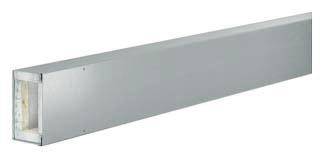 Długi, prostokątny, srebrny kanał wentylacyjny z metalu, przedstawiony na przekątnej perspektywie w lewo.