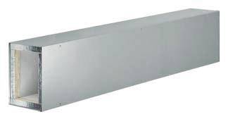 Prostokątny metalowy kanał wentylacyjny widziany ukośnie. Stosowany do cyrkulacji powietrza w budynkach.