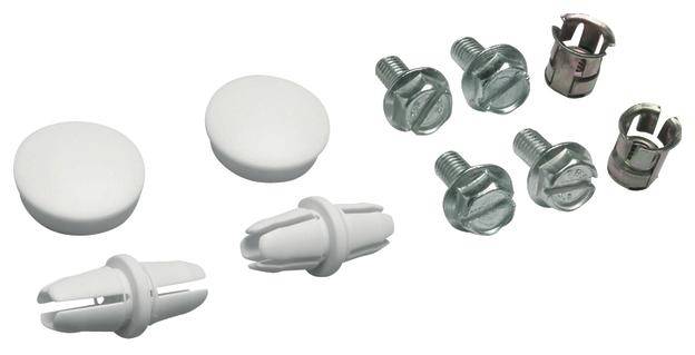 Różne elementy mocujące do mebli: dwie białe zaślepki, dwa białe kołki rozporowe, cztery srebrne śruby i dwie srebrne nakrętki.