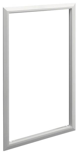 Prostokątna, srebrzysta ramka na zdjęcie bez obrazu, ustawiona na białym tle.