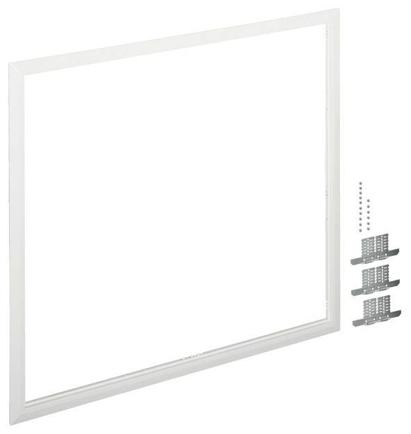 Biała kwadratowa rama obok kilku małych elementów metalowych, prawdopodobnie przeznaczonych do montażu.