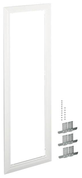 Obraz przedstawia prostokątną białą framugę drzwiową obok kilku srebrnych metalowych płyt i śrub.