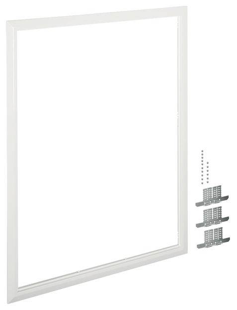 Biały ramiak okienny z zestawem montażowym składającym się ze śrub i elementów mocujących, przedstawiony na białym tle.