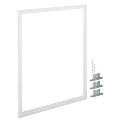 Biały prostokątny ramka obok trzech srebrnych klipsów mocujących oraz rzędu śrub na białym tle.