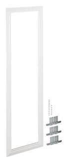 Prostokątna, biała ościeżnica drzwiowa z osobno przedstawionymi zawiasami i śrubami po prawej stronie, odpowiednia do montażu drzwi.