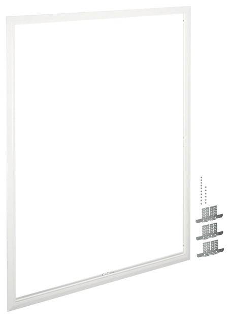 Biały ramowy okno z materiałami montażowymi, takimi jak śruby i uchwyty, przedstawionymi po prawej stronie ramy.