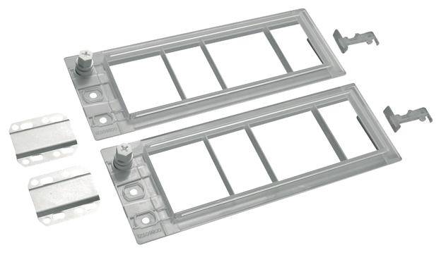 Dwa szare, prostokątne plastikowe ramki z wieloma otworami, obok dwóch płaskich metalowych płyt i elementów mocujących na białym tle.