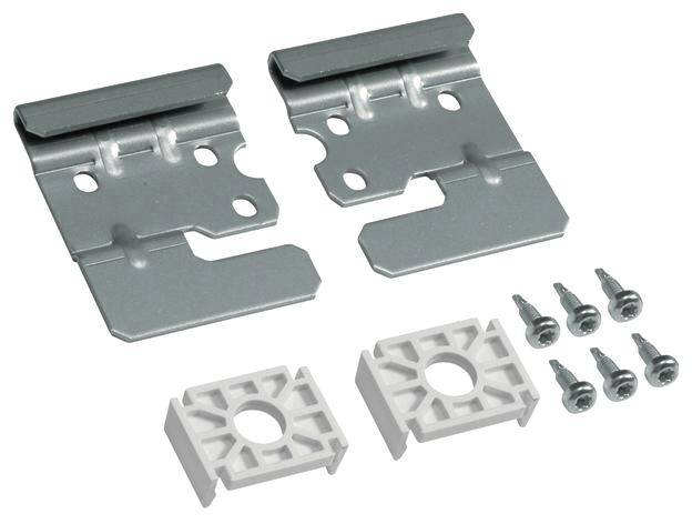 Dwa uchwyty metalowe, elementy plastikowe i sześć śrub na białym tle. Akcesoria do montażu lub mocowania.
