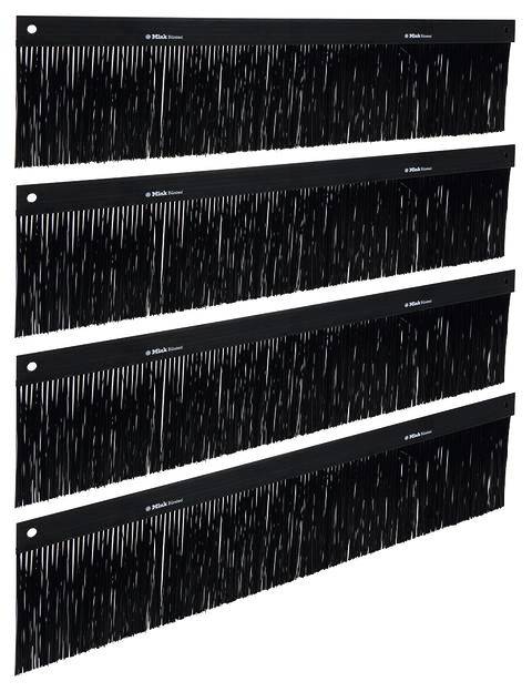 Cztery czarne, przewodopodobne panele szczotek kablowych są ułożone poziomo jeden nad drugim, każdy z otworami montażowymi.