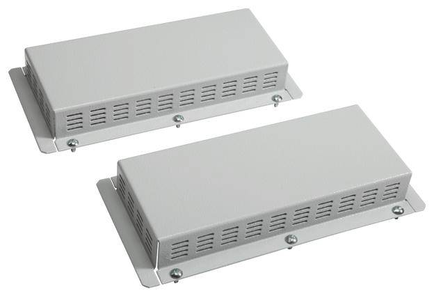 Dwa prostokątne, szare obudowy metalowe z otworami wentylacyjnymi i czterema śrubami mocującymi w narożnikach, odpowiednie do urządzeń elektronicznych.