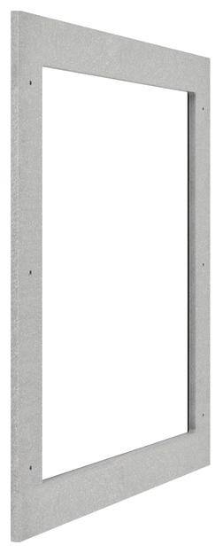 Prostokątna, szara rama bez zawartości, z otworami montażowymi w narożnikach. Rama nadaje się do zamocowania na ścienie.