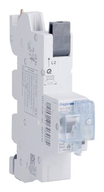 Biały automat zabezpieczający z czarnym przełącznikiem i etykietą techniczną. Na etykiecie widoczne są informacje dotyczące pojemności i napięcia.