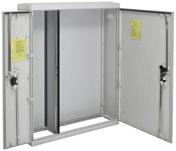 Otwarta szara metalowa obudowa z dwuskrzydłowymi drzwiami, wyposażonymi w okucia zabezpieczające. Wewnątrz na drzwiach umieszczone są dokumenty.