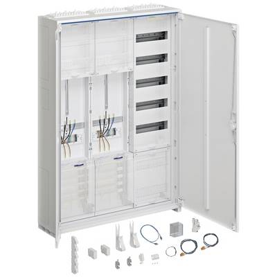 Otwarty rozdzielnik elektryczny z kablami i przyłączami. Przed nim leżą różne narzędzia i części osprzętu.