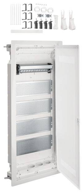 Biała rozdzielnica sieciowa z perforowanymi drzwiczkami, czterema półkami oraz akcesoriami takimi jak opaski zaciskowe, śruby i uchwyty. Idealna do stosowania w sieciach domowych.