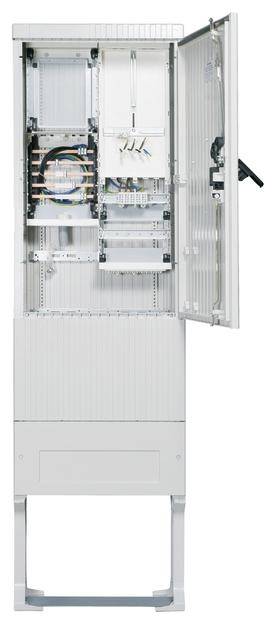 Otwarty, stojący szafka sterownicza z widocznymi przewodami i elementami elektronicznymi.