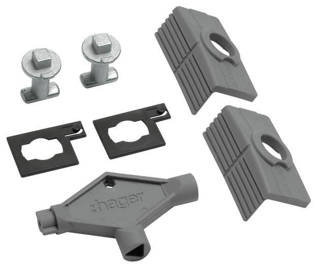 Szare i czarne elementy z tworzyw sztucznych oraz złączki metalowe, prawdopodobnie do instalacji elektrycznych, na białym tle.