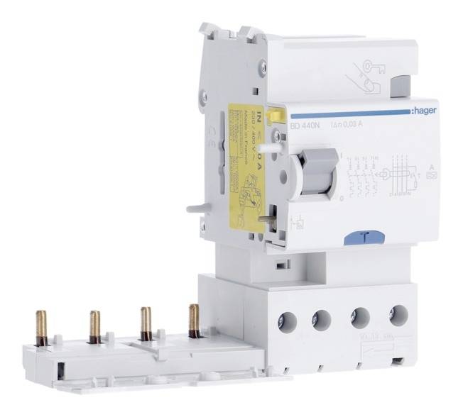Elektryczny wyłącznik ochronny marki Hager z czterema zaciskami przyłączeniowymi, odpowiedni do instalacji domowych i przemysłowych.