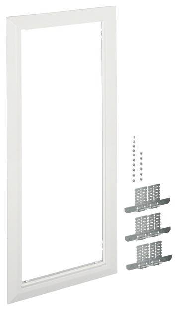 Biały futryny drzwiowej z osobno umieszczonymi zawiasami i śrubami po prawej stronie; brak widocznego tła.