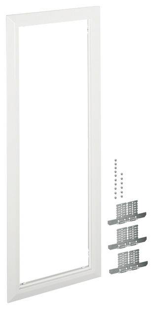 Biały futryny drzwiowej z zestawem montażowym składającym się ze śrub i uchwytów, odpowiedni do instalacji drzwi.